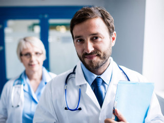 arzt-aerztin-121230709-fo-wavebreakmediamicro