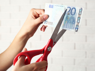 zwanziger-zerschneiden-98926671-fo-africa-studio