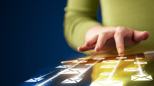 hand-schickt-mails-120306281-fo-ra2-studio