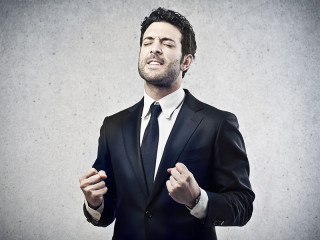 anzugtraeger-freut-sich-49253103-fo-olly