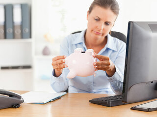 frau-ungluecklich-sparschwein-34146554-fo-wavebreakmediamicro