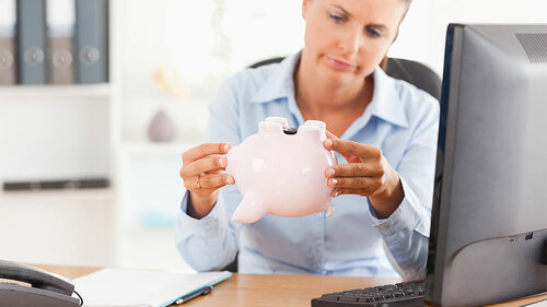 frau-ungluecklich-sparschwein-34146554-fo-wavebreakmediamicro