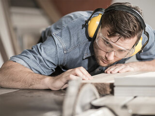 tischler-schneidet-holz-92182191-fo-photographee-eu