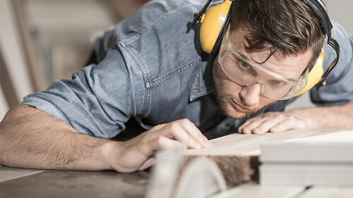 tischler-schneidet-holz-92182191-fo-photographee-eu