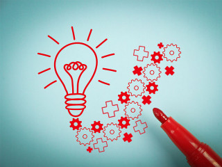 gluehbirne-rotstift-zahnraeder-83169821-fo-christianchan