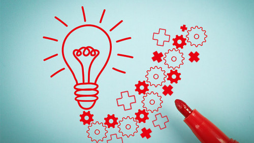 gluehbirne-rotstift-zahnraeder-83169821-fo-christianchan