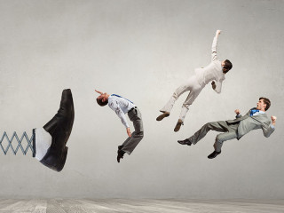 arschtritt-anzugtraeger-98422312-sergey-nivens