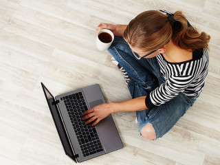 frau-laptop-kaffee-122949174-fo-stasique