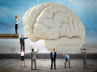 anzugtraeger-arbeiten-an-gehirn-68467704-fo-sergey-nivens