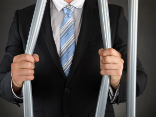 anzugtraeger-verbiegt-gitterstaebe-76588408-fo-andrey-popov