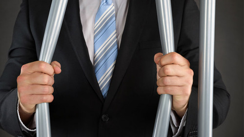 anzugtraeger-verbiegt-gitterstaebe-76588408-fo-andrey-popov