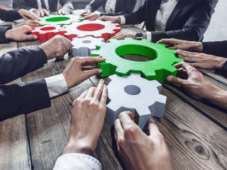 anzugtraeger-zahnraeder-123551740-fo-alotofpeople