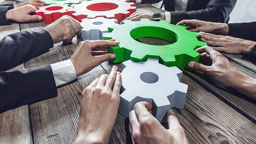 anzugtraeger-zahnraeder-123551740-fo-alotofpeople