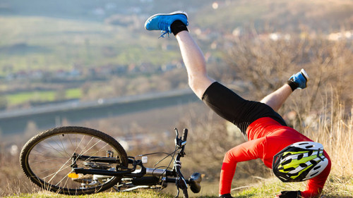 radfahrer-sturz-63190580-fo-halfpoint