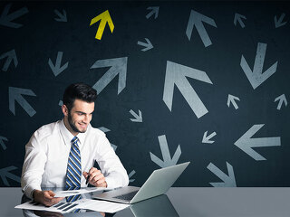 anzugtraeger-laptop-pfeile-81091531-fo-ra2-studio