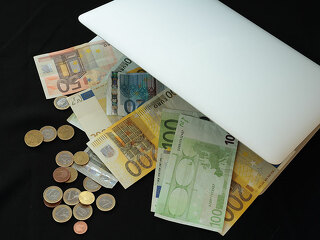 euro-in-laptop-95667102-fo-francisgonsa