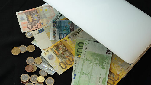 euro-in-laptop-95667102-fo-francisgonsa