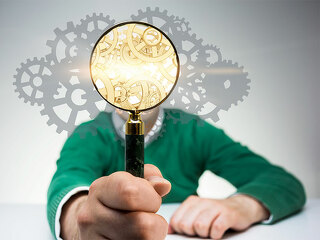 mann-lupe-zahnraeder-114288396-fo-denisismagilov