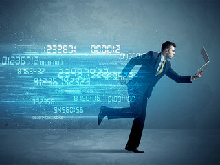 anzugtraeger-zahlen-laptop-118456526-fo-ra2-studio