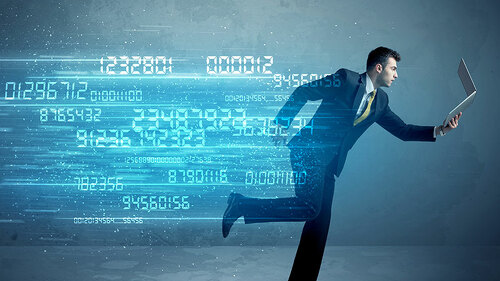 anzugtraeger-zahlen-laptop-118456526-fo-ra2-studio