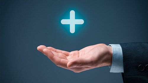 pluszeichen-ueber-hand-78691510-fo-jakub-jirsak