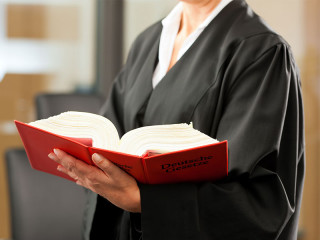 juristin-gesetzbuch-39442710-fo-kzenon