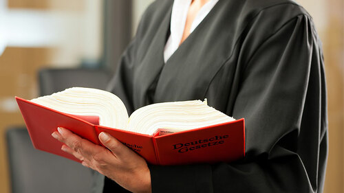 juristin-gesetzbuch-39442710-fo-kzenon