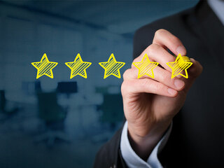 hand-zeichnet-fuenf-sterne-107841822-fo-jakub-jirsak