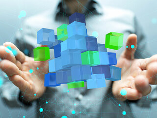 haende-digitaler-wuerfel-101950667-fo-vege