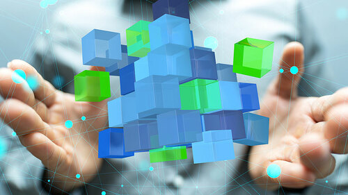 haende-digitaler-wuerfel-101950667-fo-vege