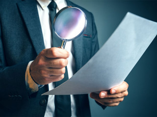 anzugtraeger-lupe-dokument-112509055-fo-bits-and-splits