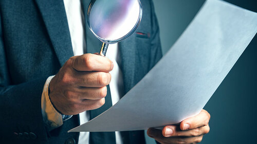 anzugtraeger-lupe-dokument-112509055-fo-bits-and-splits