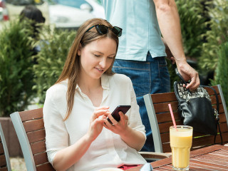 frau-handtaschen-dieb-113648394-fo-andrey-popov