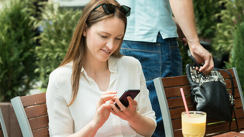 frau-handtaschen-dieb-113648394-fo-andrey-popov