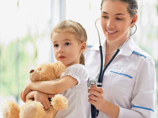 maedchen-kinderaerztin-70706698-fo-konstantin-yuganov