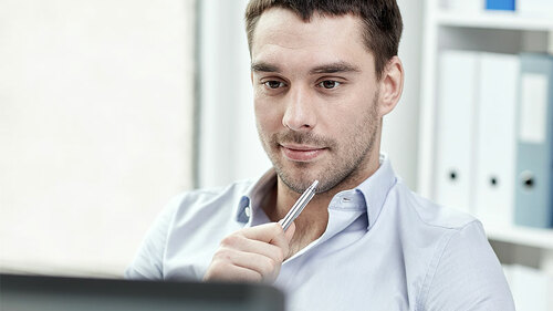 anzugtraeger-computer-laechelnd-120000028-fo-syda-productions