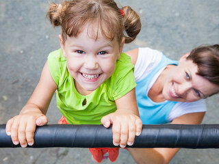 mutter-tochter-spielplatz-106520706-fo-yanlev