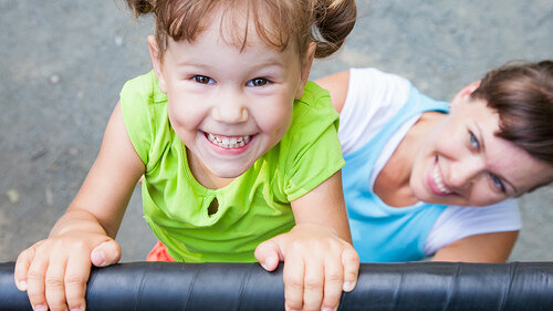 mutter-tochter-spielplatz-106520706-fo-yanlev