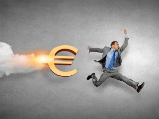 anzugtraeger-euro-rakete-88337561-fo-sergey-nivens