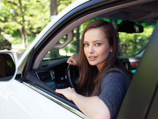 junge-fahrerin-122421874-fo-valua-vitaly