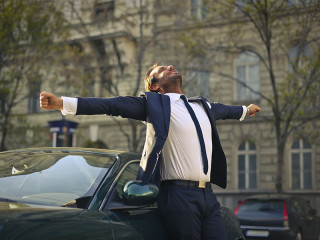 anzugtraeger-auto-entspannt-81597019-fo-olly