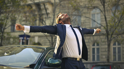 anzugtraeger-auto-entspannt-81597019-fo-olly