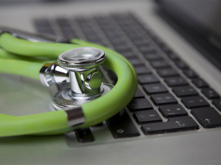 stethoskop-auf-tastatur-96845035-fo-claudiociani