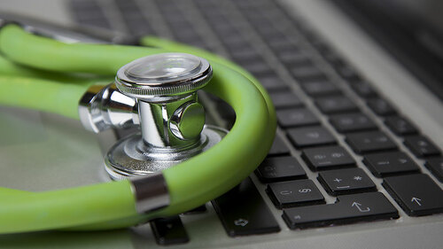 stethoskop-auf-tastatur-96845035-fo-claudiociani