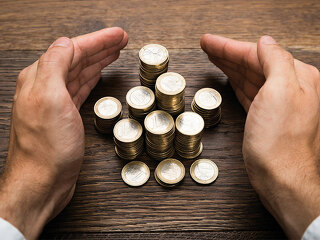 hand-schuetzt-euro-muenzen-84964367-fo-andrey-popov