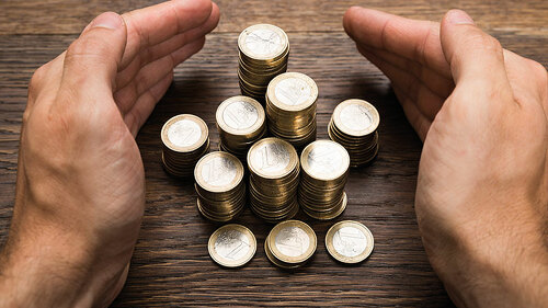 hand-schuetzt-euro-muenzen-84964367-fo-andrey-popov