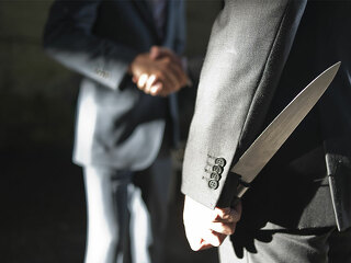 handschlag-messer-versteckt-92389393-fo-laviejasirena