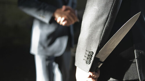 handschlag-messer-versteckt-92389393-fo-laviejasirena