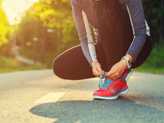 frau-bindet-laufschuh-93288478-fo-melpomene