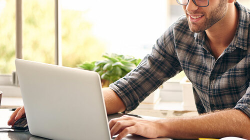 mann-laptop-lachen-103252493-fo-nakophotography